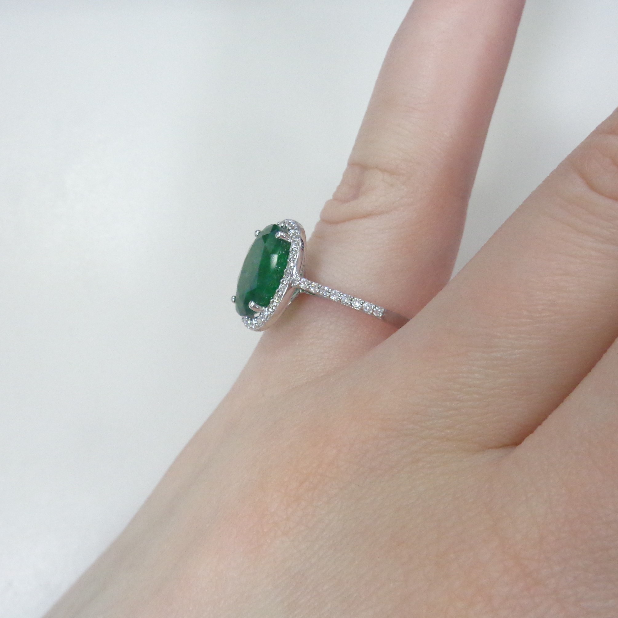 Кольцо из белого золота с изумрудом